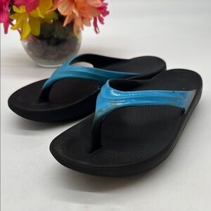 Oofos Black and Blue Flip Flops Size 7 FFT8783E